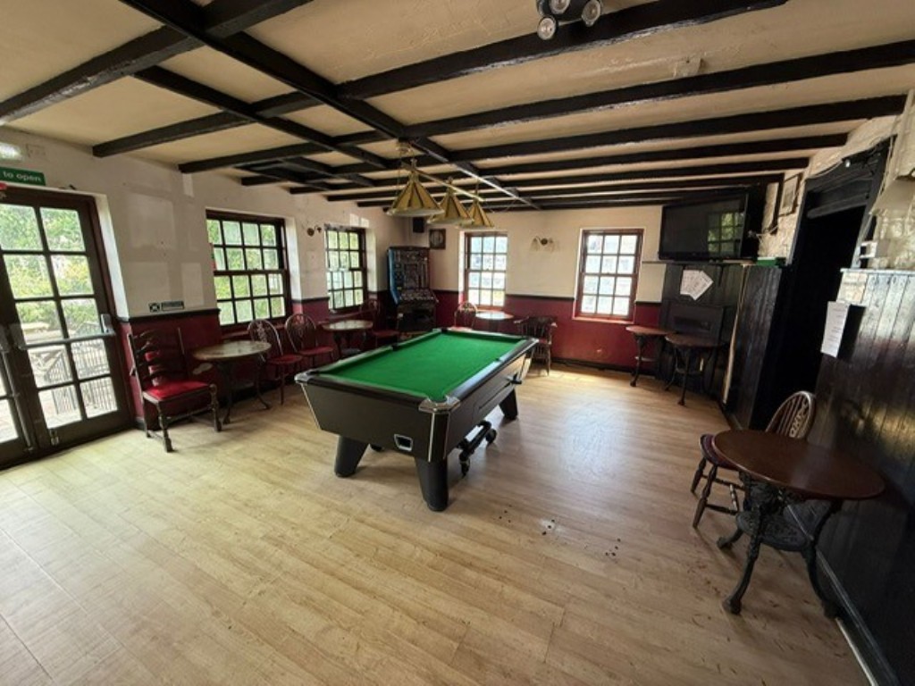 Lot: 111 - FREEHOLD TOWN CENTRE PUBLIC HOUSE WITH TWO-BEDROOM FLAT AND GARDENS - The Games Area of the Pub